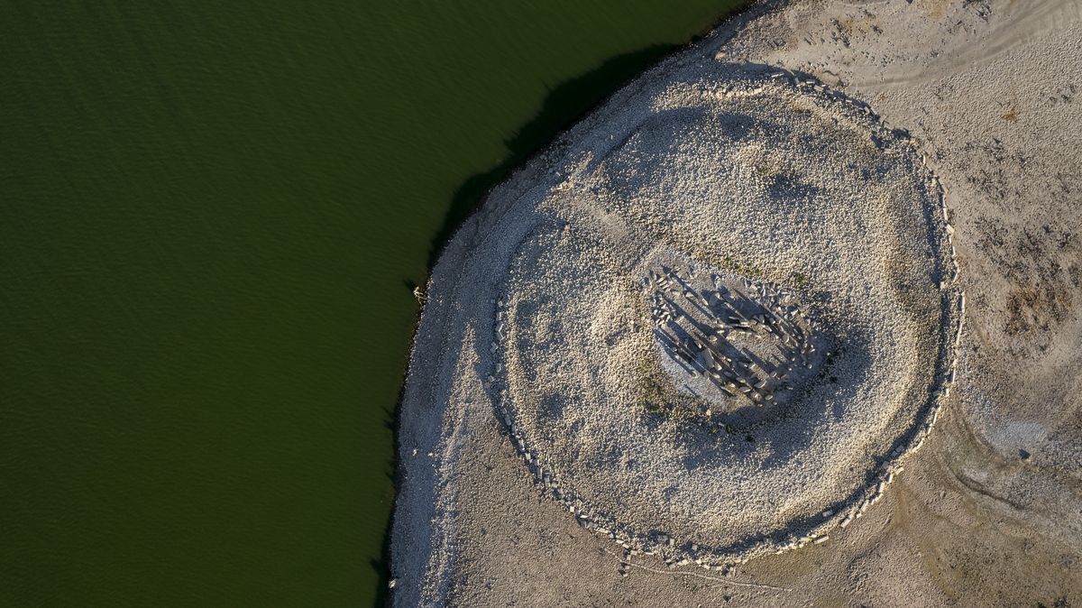 Fotky: Sucho ve Španělsku odhalilo „Stonehenge“ na dně vodní nádrže